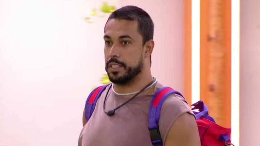 Maike com a mochila nas costas após eliminação no BBB 25