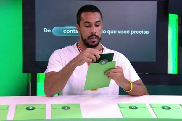 Maike com um dos envelopes na mão, participando da dinâmica 'Pegar ou Guardar' do BBB 25
