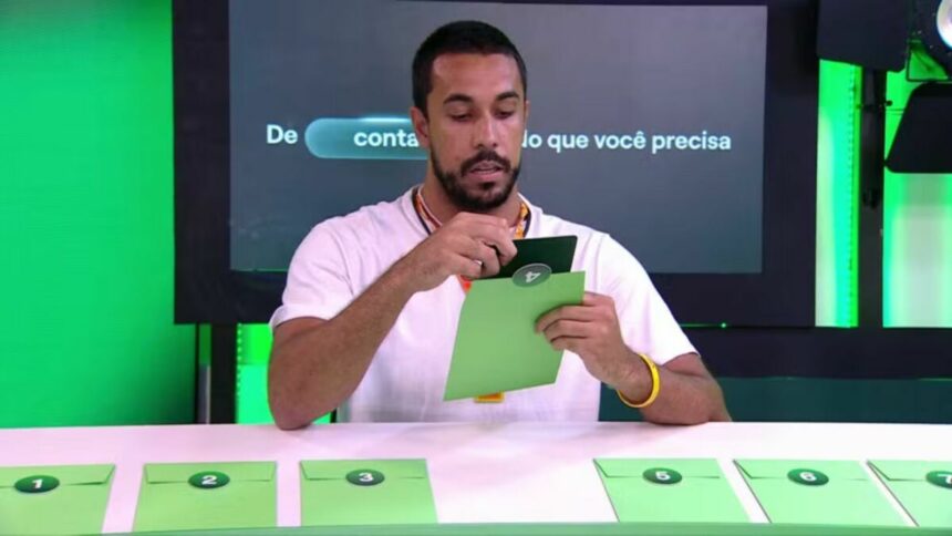 Maike com um dos envelopes na mão, participando da dinâmica 'Pegar ou Guardar' do BBB 25