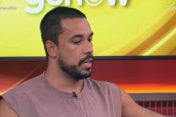 Maike, de cabeça baixa, em trecho de participação no Bate-Papo BBB