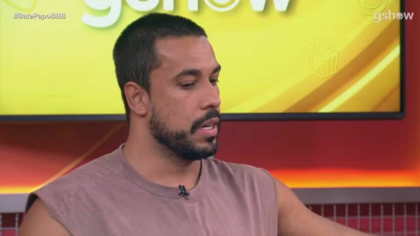 Maike, de cabeça baixa, em trecho de participação no Bate-Papo BBB