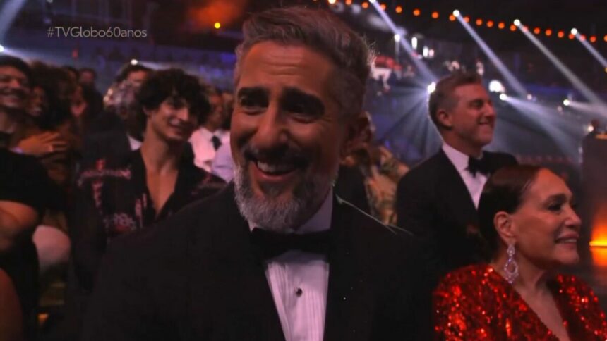 Marcos Mion sorridente, ao lado de Susana Vieira, em trecho do show da TV Globo de 60 anos