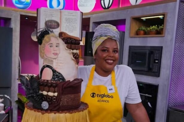 Mary Costa ao lado do Bolo de chocolate recheado com geleia de framboesa com pimenta no Mais Você