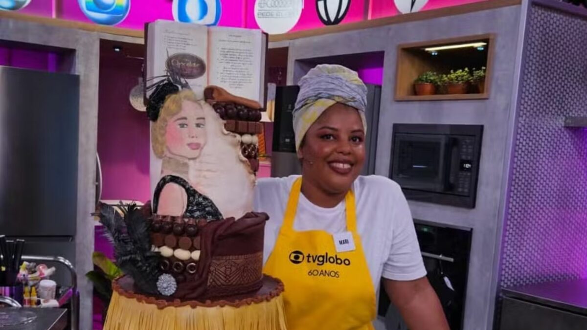 Mary Costa ao lado do Bolo de chocolate recheado com geleia de framboesa com pimenta no Mais Você