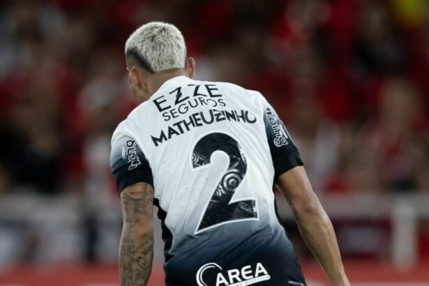 Matheuzinho, de costas, comemorando gol com a camisa do Corinthians