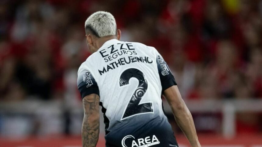 Matheuzinho, de costas, comemorando gol com a camisa do Corinthians