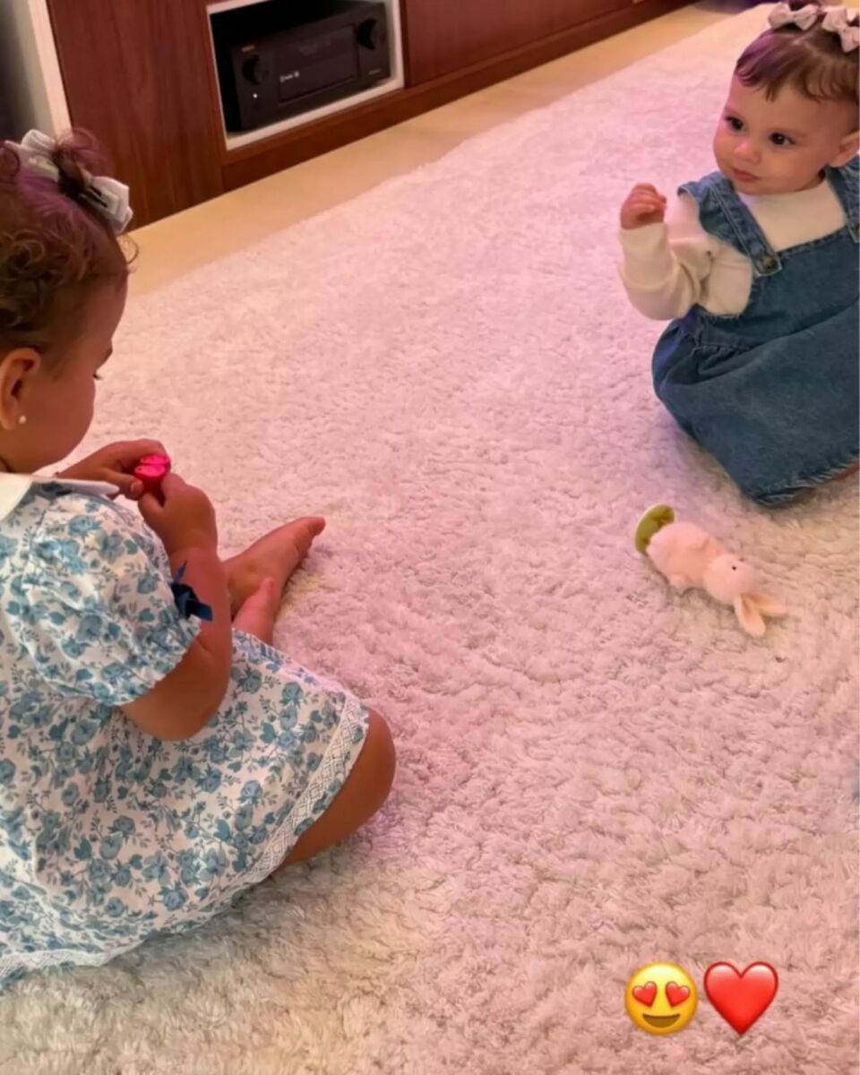 Mavie e Helena brincando juntas no chão da casa de Neymar