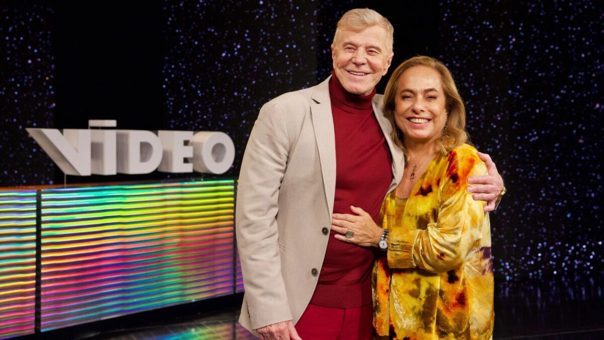 Miguel Falabella e Cissa Guimarães abraçados no cenário do especial do Vídeo Show