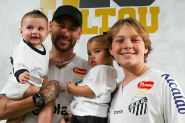Neymar, Mavie, Helena e Davi Lucca em foto posada juntos com a camisa do Santos