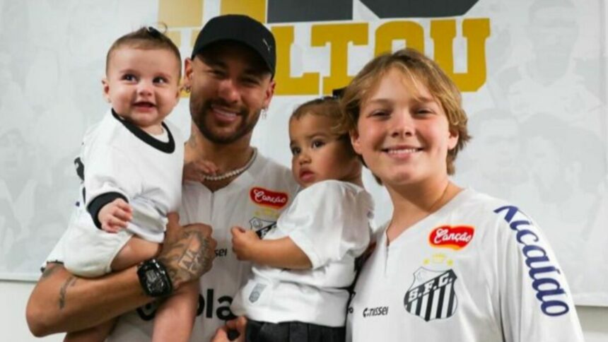 Neymar, Mavie, Helena e Davi Lucca em foto posada juntos com a camisa do Santos
