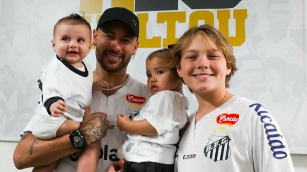 Neymar, Mavie, Helena e Davi Lucca em foto posada juntos com a camisa do Santos