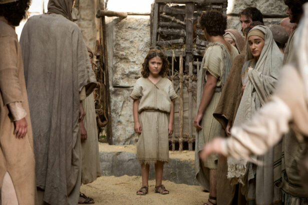 Menino Jesus com roupas simples em uma vila