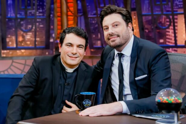 Padre Juarez de Castro em foto posada no cenário do The Noite