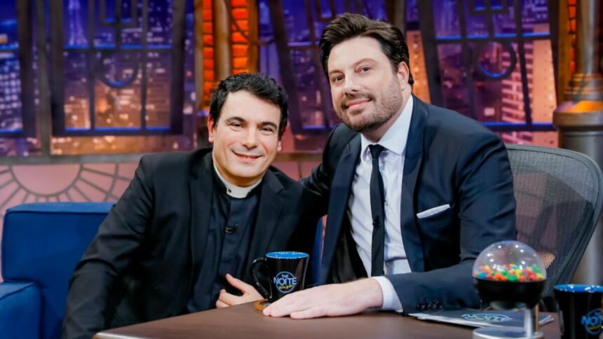 Padre Juarez de Castro em foto posada no cenário do The Noite
