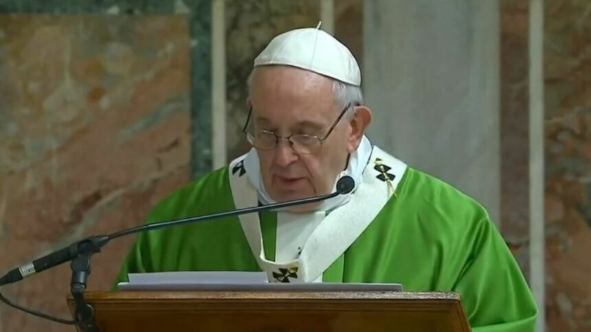 Papa Francisco, com vestimentas branca e verde, em trecho de discurso