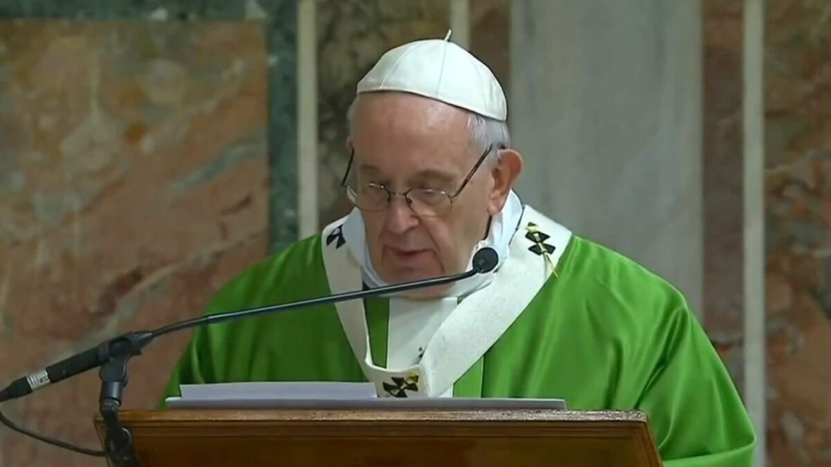 Papa Francisco, com vestimentas branca e verde, em trecho de discurso