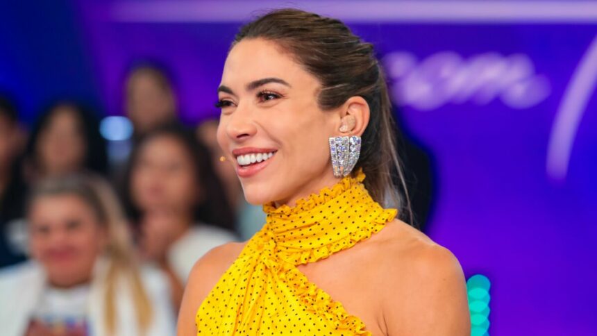 Patricia Abravanel de amarelo no Programa Silvio Santos
