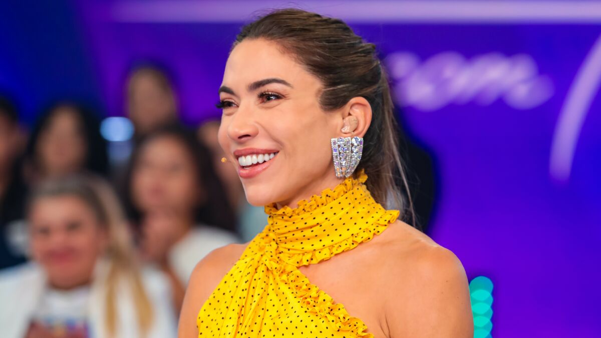 Patricia Abravanel de amarelo no Programa Silvio Santos