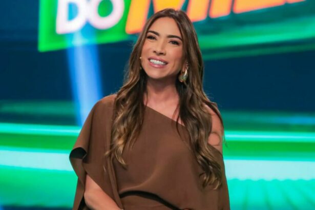 Patricia Abravanel sorridente, no cenário do Show do Milhão no Programa Silvio Santos