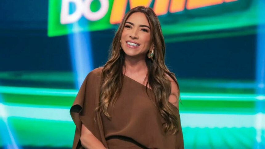 Patricia Abravanel sorridente, no cenário do Show do Milhão no Programa Silvio Santos