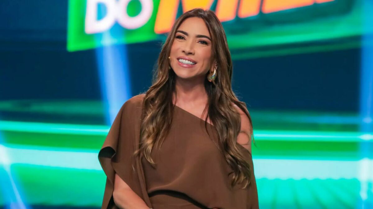 Patricia Abravanel sorridente, no cenário do Show do Milhão no Programa Silvio Santos