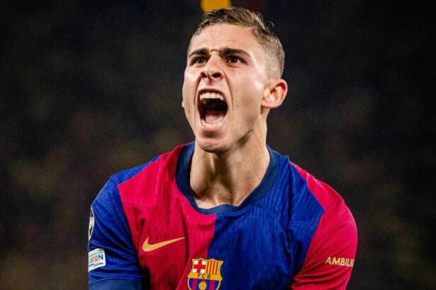 Pedri comemorando gol com a camisa do Barcelona na Champions League