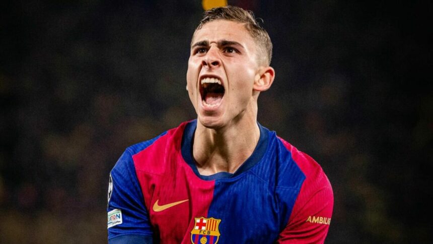 Pedri comemorando gol com a camisa do Barcelona na Champions League