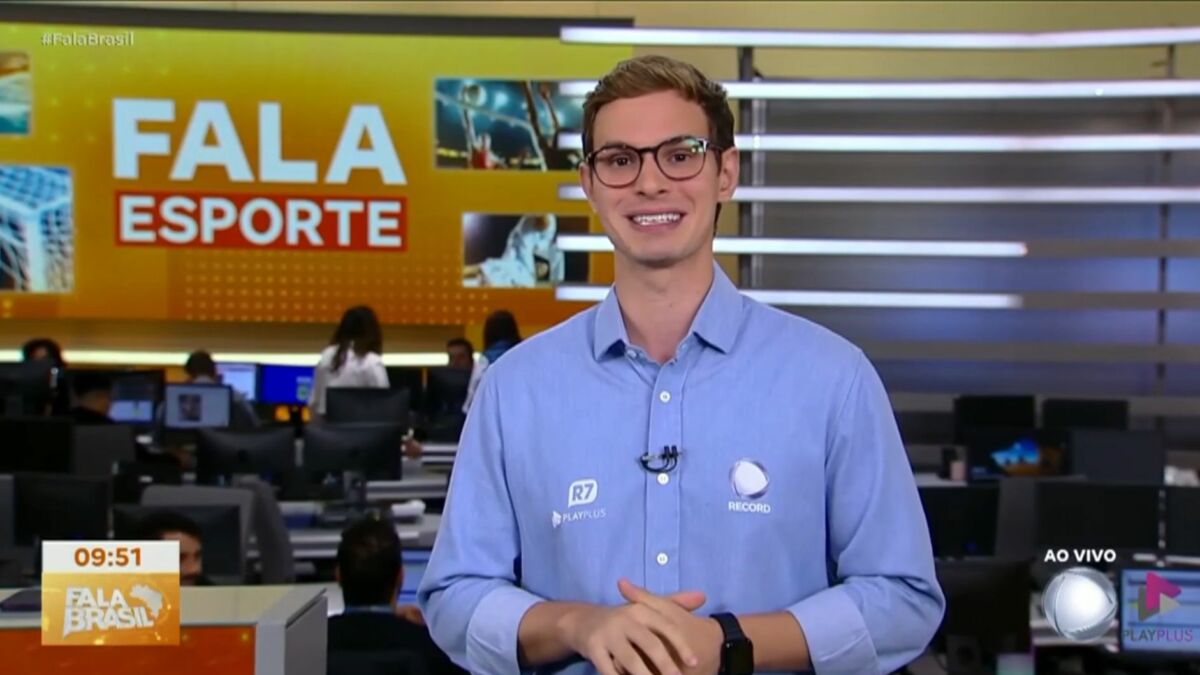 Pedro Ramiro apresentando o bloco de esportes no Fala Brasil