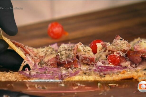 Pizza de calabresa, bacon e pimenta biquinho na base de madeira do programa É de Casa