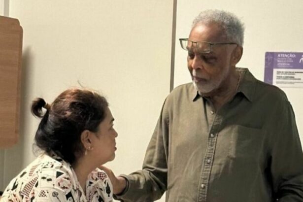 Preta Gil e Gilberto Gil sem olhando em foto no quarto de um hospital