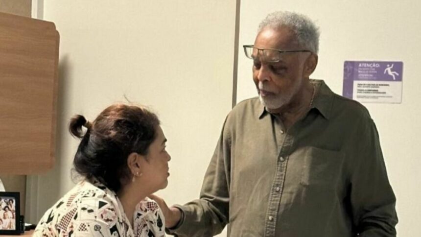 Preta Gil e Gilberto Gil sem olhando em foto no quarto de um hospital