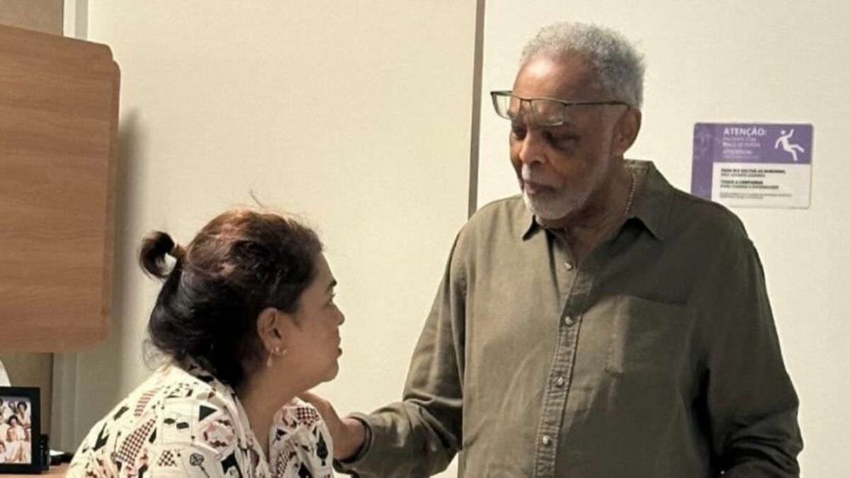 Preta Gil e Gilberto Gil sem olhando em foto no quarto de um hospital