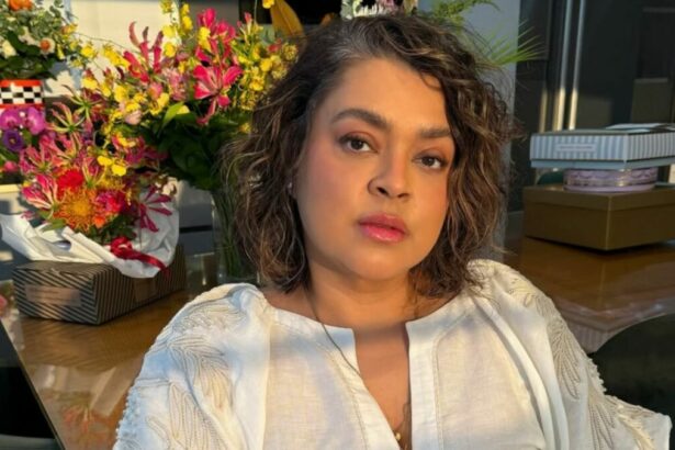 Preta Gil em foto posada na frente de flores