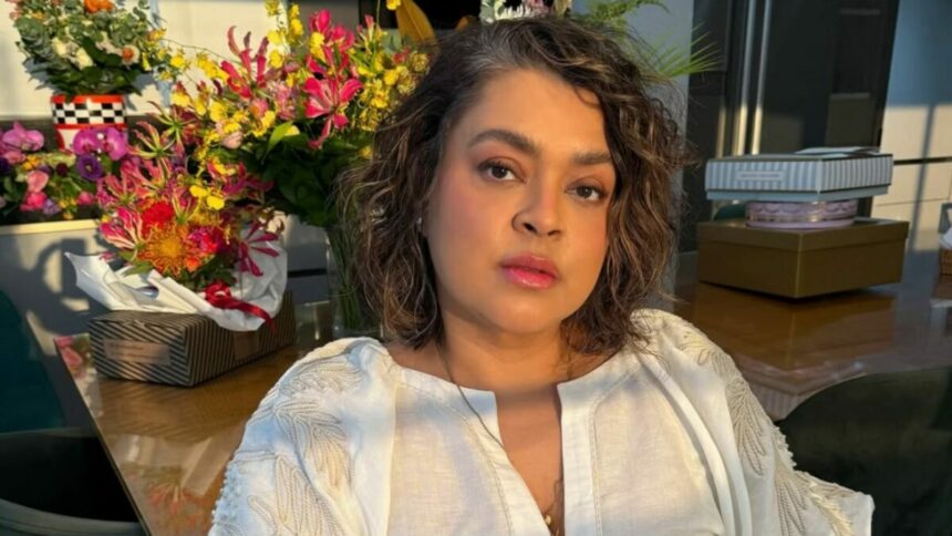 Preta Gil em foto posada na frente de flores