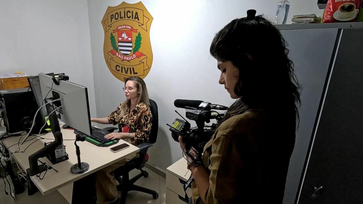 Repórter Danielle Zampollo em uma Delegacia de Defesa da Mulher, em trecho do Profissão Repórter