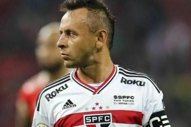 Rafinha em campo com a camisa do São Paulo