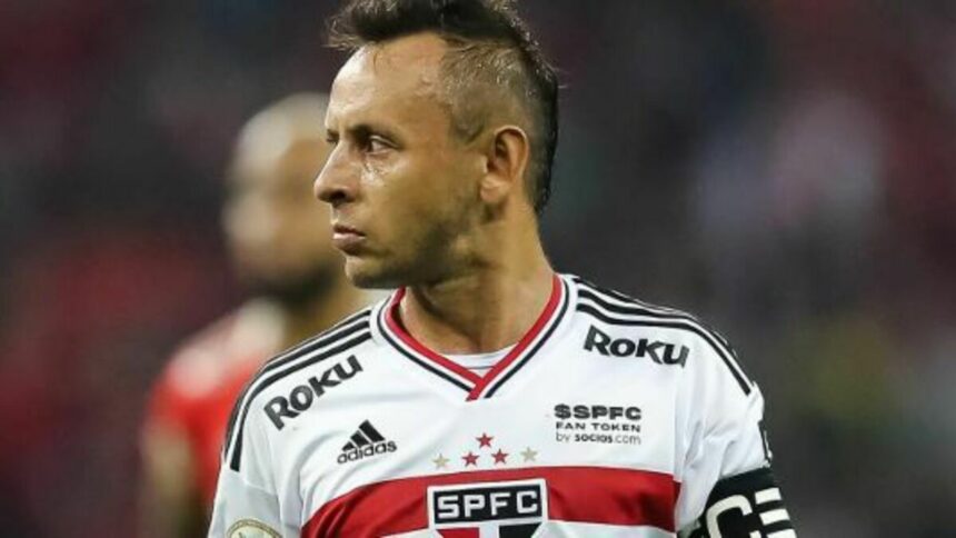 Rafinha em campo com a camisa do São Paulo