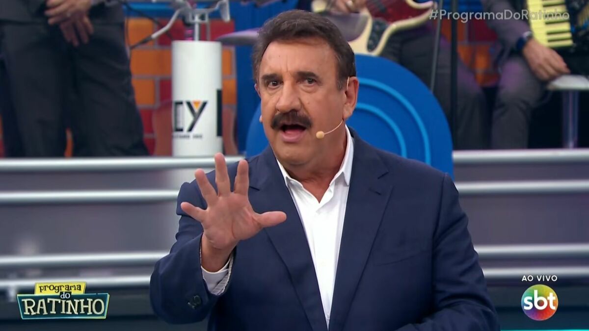 Ratinho gesticulando com as mãos em trecho do Programa do Ratinho