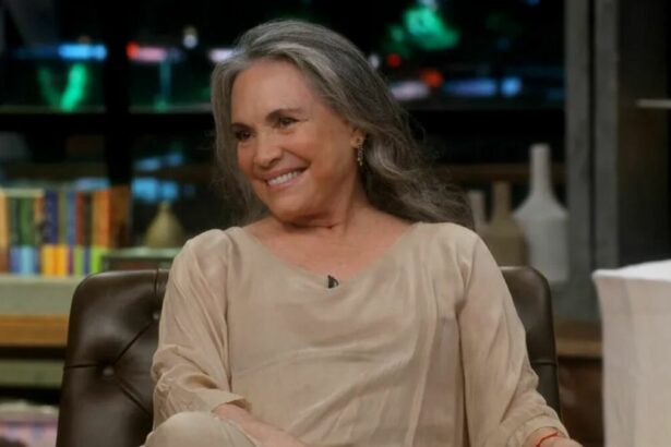 Regina Duarte sorrindo, em trecho de entrevista ao Conversa com Bial