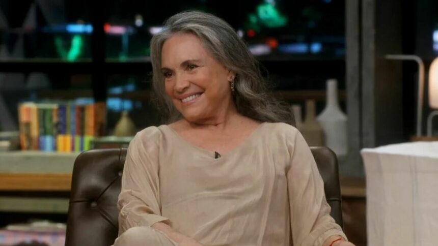 Regina Duarte sorrindo, em trecho de entrevista ao Conversa com Bial