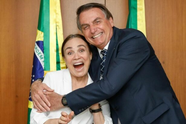 Regina Duarte e Bolsonaro se abraçando sorridentes