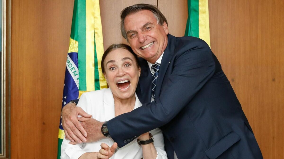 Regina Duarte e Bolsonaro se abraçando sorridentes