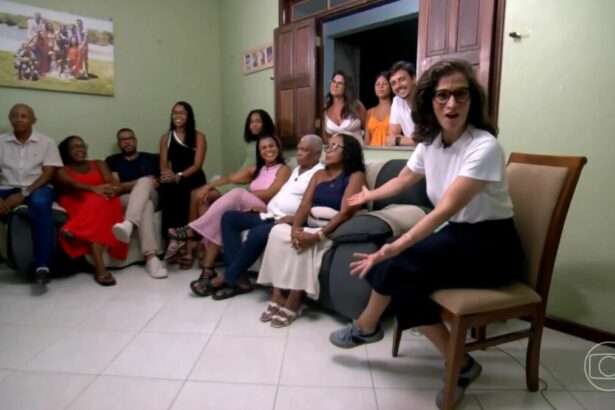 Renata Vasconcellos, em uma edição do Jornal Nacional, na sala da casa da família Silva-Alves em Salvador