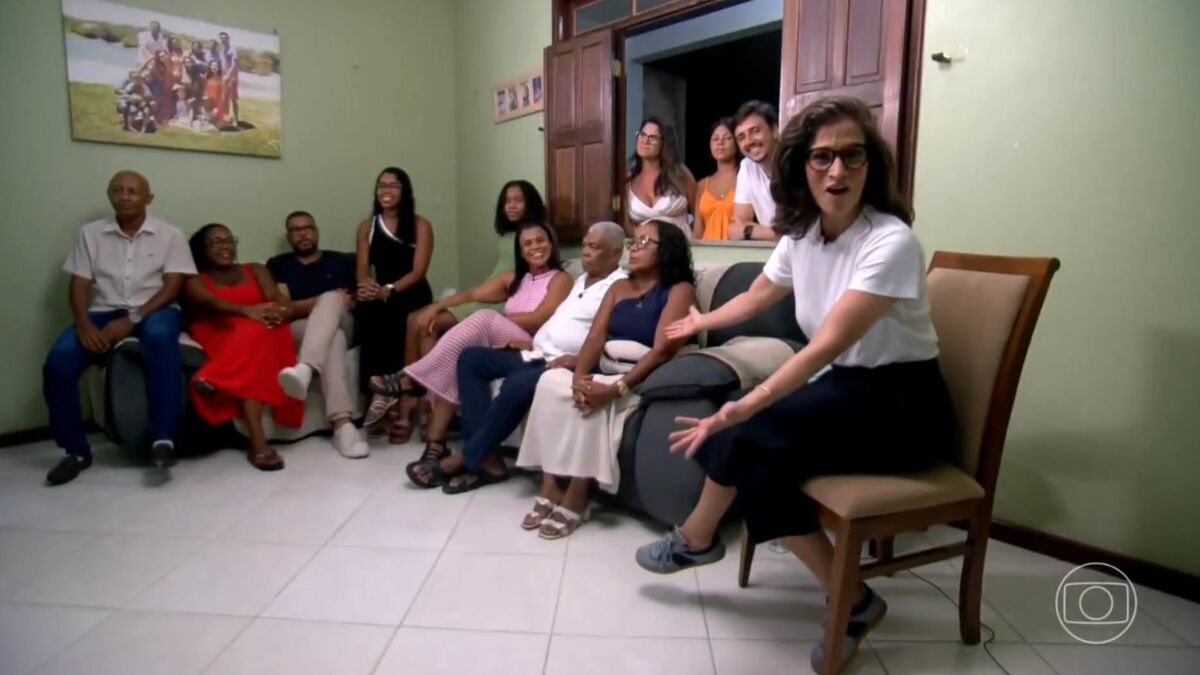 Renata Vasconcellos, em uma edição do Jornal Nacional, na sala da casa da família Silva-Alves em Salvador