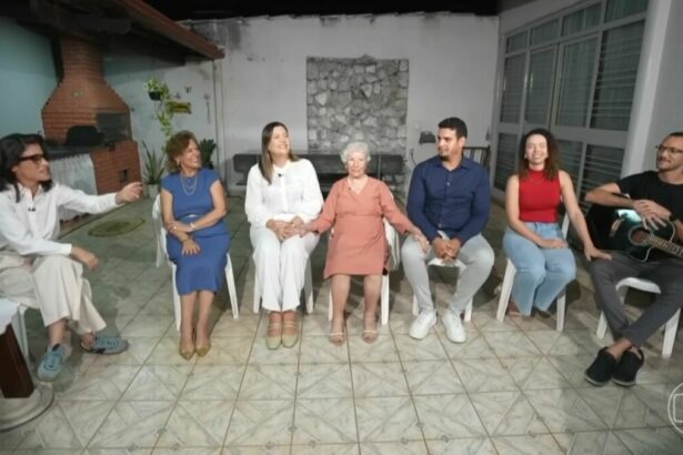 Renata Vasconcellos ao lado de uma família, direto de uma varanda na casa em Goiânia