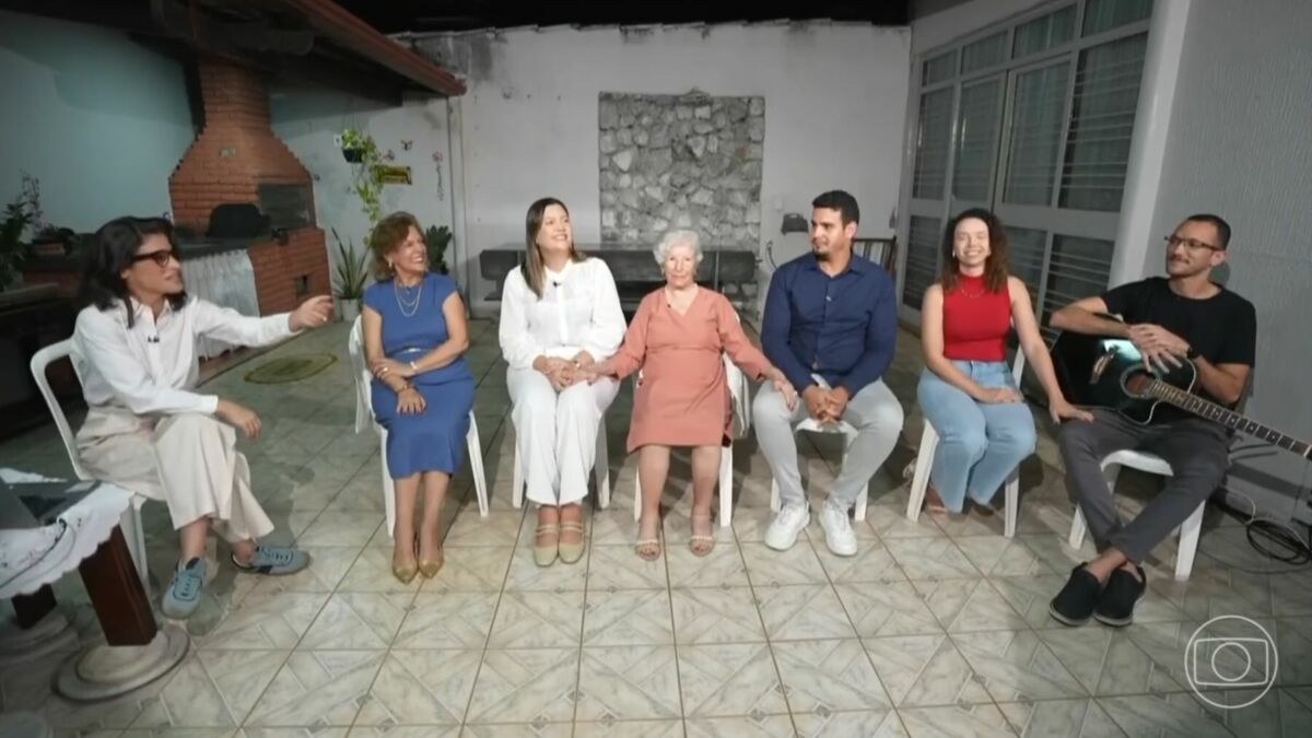 Renata Vasconcellos ao lado de uma família, direto de uma varanda na casa em Goiânia