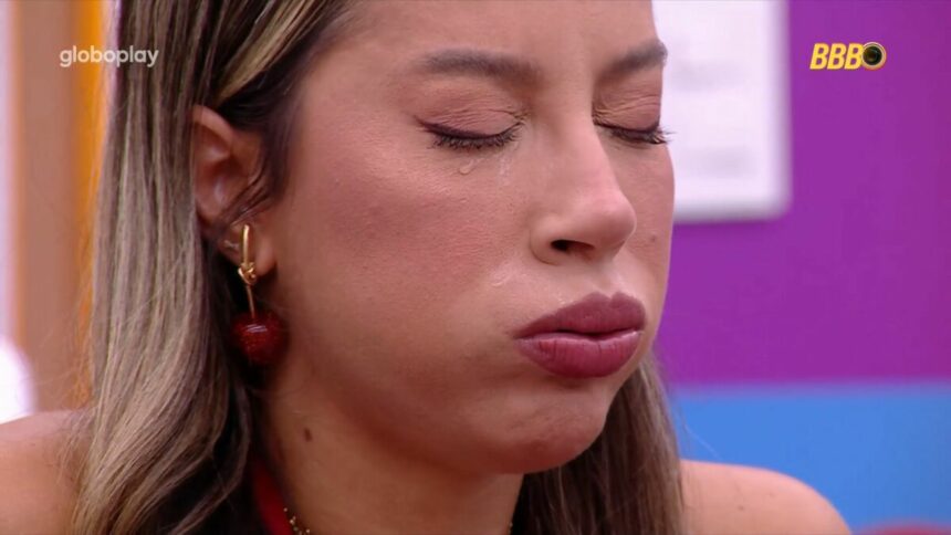 Renata chorando e bufando enquanto as lágrimas escorrem no rosto no quarto do líder do BBB 25