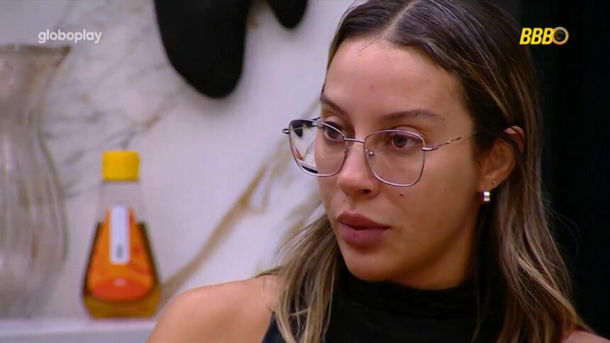 Renata em conversa na cozinha do BBB 25