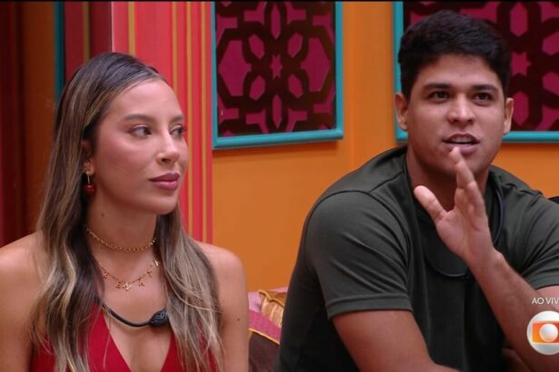 Renata e Guilherme em dinâmica no sofá do BBB 25