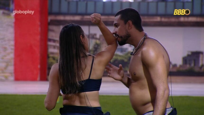 Maike dando uma mordida no braço de Renata no BBB 25